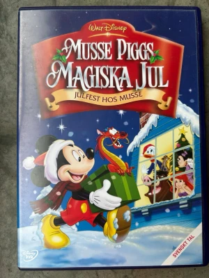 Musse piggs magiska jul dvd - DVD-film med Musse Pigg och vänner. Innehåller avsnitten "Kalle på hal is", "Piff och Puff", "Nötknäpparen" och "Musse Piggs julafton". Filmen har svenskt tal och är producerad 2001. Speltid 59 minuter.  Finns på språk: Svenska, Engelska, Finska   OBS!! skivorna är begagnade så det kan förekomma repor/hairlines på skivorna, men då jag kollar igenom alla filmer jag säljer garanterar jag att alla funkar felfritt om inget annat står! :)