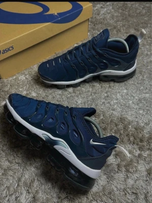 Nike vapormax - Säljer ett par vapormax då jag inte använder dom längre. Skorna är i jätte fint skick och har inga defekter alls, bara lite mindre tecken på användning som syns på sista bilden. Väldigt sparsamt använda. . Pris kan diskuteras vid snabb affär.