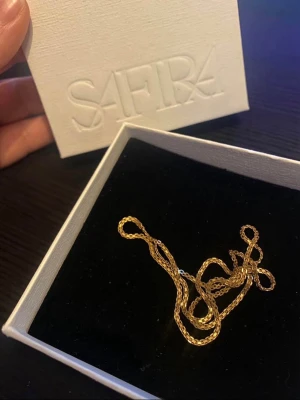 Guldhalsband från Safira - X-link Halsband från Safira (xs) 42 cm. Äkta 925 silver och är förgyllt med äkta 18 k guld. Längd : 42-47 cm. Bredd : 2 mm. Köpt för 500kr. Helt ny aldrig använt. 