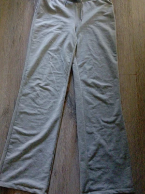 Gråa vida mjukisbyxor - Ett par gråa mjukisbyxor med raka, vida ben och resår i midjan från lager. 