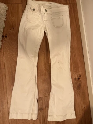 Vita Nelly jeans  - Säljer mina vita Nelly jeans i storlek 36. Bra skick. Pris kan diskuteras💞.