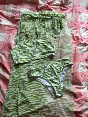 Bikini med kjol till - Skriv om ni vill ha fler bilder eller har frågor!💞