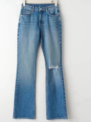 Blå bootcut jeans med slitning - Fint skick