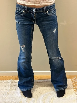 Mörkblå bootcut jeans - Innerbens längd: 82cm Midje mått: 39cm, rakt över 💗