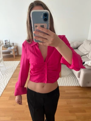 Croppad rosa skjorta - s  - Säljer en croppad skjorta i mörkrosa från hm, är i nytt skick. Aldrig använd!! 💞