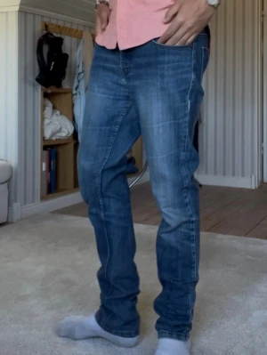 Archive Jeans - Archive jeans 32/32 106 långa 43 i midjan 19 i benöppning. Modellen är 188 väger 78