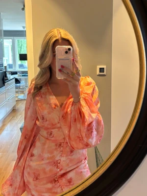 Adoore klänning - Säljer min korta adoore klänning som användes 1 gång på midsommar💕