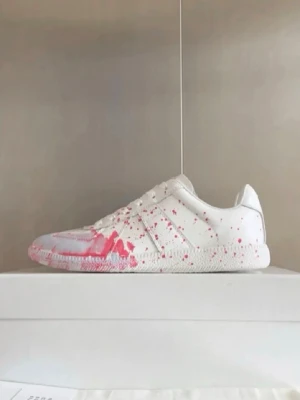 Maison margiela paint  - Helt nya strl 44 perfekt nu till sommaren, skriv Rolling vid minsta lilla och pris kan absolut diskuteras 😁