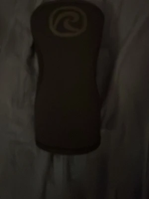 Svart knäskydd Rehband - Säljer ett svart knäskydd från Rehband med logga upptill. Skyddet är format för att sitta bekvämt runt knät och är gjort i ett stretchigt material som ger stöd vid träning eller vardagliga aktiviteter.