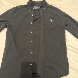 Svart skjorta från Polo Ralph Lauren - En svart Ralph Lauren skjorta i bra skick