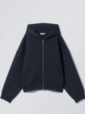 Scuba hoodie - Stilren mörkblå hoodie från Weekday med dragkedja framtill och stora fickor. Hoodien har lång ärm, huva och en loose passform. Perfekt för en avslappnad look.