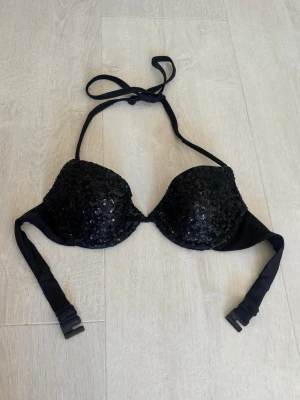 Calzedonia bikini - Jättefin bikini överdel från Calzedonia i storlek 75B! Knappt använd! 🩷   Går att knyta runt nacken, som axelband och justerbar i ryggen. Nypris 599