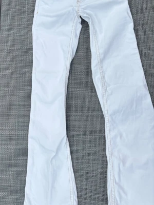 Vita bootcut jeans från Nelly - Strl 36, används ett fåtal gånger, inga defekter