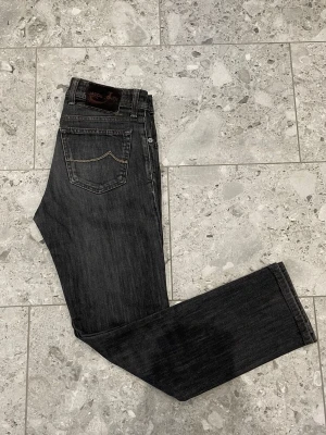 Svarta jeans från Nudie Jeans - Jacob Cohën 688 || Storlek 31 || Jeansen är i bra skick || Tveka inte på att höra av dig vid frågor eller funderingar 