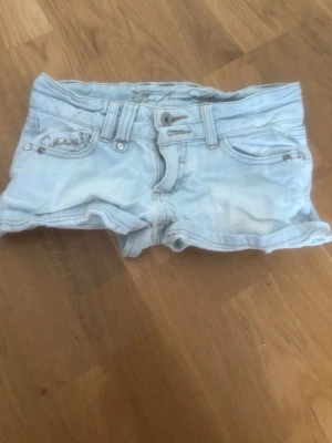 Ljusblå lågmidjade jeansshorts - Säljer dessa supersnygga jeansshorts , köpta här på Plick men är nu tyvärr för små för mig 