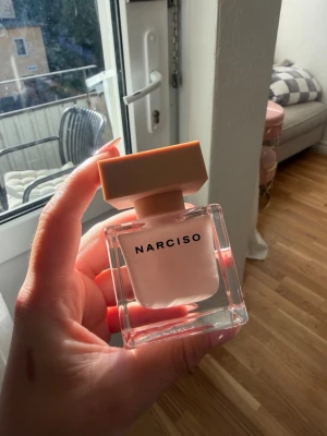 Narciso Pudree 30ml - Säljer en Narciso parfym i en stilren, fyrkantig glasflaska med ljusrosa innehåll och matchande ljusrosa lock. Flaskan rymmer 30 ml och har en modern, minimalistisk design som känns lyxig och trendig. Perfekt för dig som gillar eleganta dofter. Provad