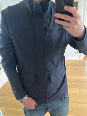 Colmar jacka Ny! - Tjena, säljer en Colmar jacka i nyskick med lapparna på, jackan är marinblå och har storleken 46 som motsvarar strl S/M nypris ligger jackan på ca 2300 kr, hör gärna av dig om du har några fråger!🤗