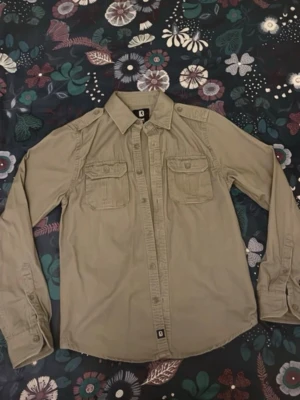 Snygg overshirt - Snygg overshirt i grön grå färg från bandit. Perfekt som jacka eller extra lager till hösten och svala sommarkvällar! 