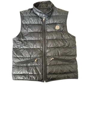 Moncler gui  - Tvär fet Moncler gui i mycket bra skick, utan slitage osv, den är i Storlek 2 vilket motsvarar S-M i vanliga storlekar! Äkthet finns på sista bilden (5) Sjävklart äkta✅ nypris~ 9300kr hör gärna av dig vid funderingar! 😊