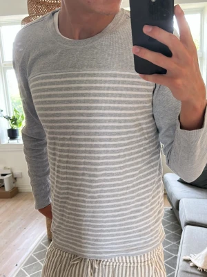 Unik randig Långärmad t-shirt  - Väldigt trendig och eftertraktad! Perfekt under sommaren. Mått: A:48 B:44 C:43 D:62 (cm)  Skriv vid fundering😇✌️