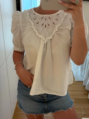 Söt blus  - Från Gina Tricot, storlek 158/164, men jag skulle säga att den sitter som en XS. Blusen saknar snöret man sätter runt en knapp i nacken (knappen sitter kvar). Men det är inget som tydligt märks när tröjan sitter på.