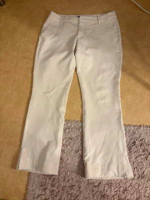 Kostymbyxor bikbok - Populära kostymbyxor från bikbok i modellen Vera. Lågmidjade. De är med slits där nere. De är uppsydda där nere så passar bra i längden på mig som är 164 cm. Annars kan man bara sprätta upp sömmen om de är för korta så blir dem längre. Små i storleken så passar 38.