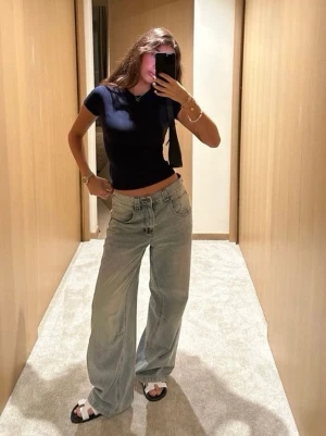 Mörkblå croppad topp H&M - Jätte fin blå topp ifrån H&M