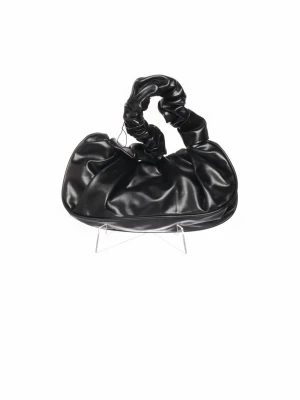 Svart scrunchie-handväska i skinnimitation - Trendig svart handväska i skinnimitation med scrunchie-inspirerat handtag. Väskan har en mjuk, rundad form och en glansig finish som ger en cool look. Perfekt accessoar för att lyfta din outfit med en modern touch.