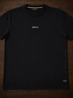 Svart t-shirt från Replay - Svart t-shirt från Replay med vit logga broderad på bröstet. Klassisk rund halsringning och korta ärmar. Perfekt basic-plagg med stilren design och diskret detalj nertill.