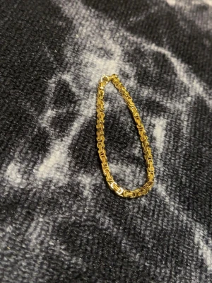 Stainless steel gold bracelet - Fick denna rostfritt stål armband som gåva. Nu säljer jag den då jag inte använder. Armbandet är 21 cm långt och 4 mm brett. Skicka ett DM vid intresse! 😃