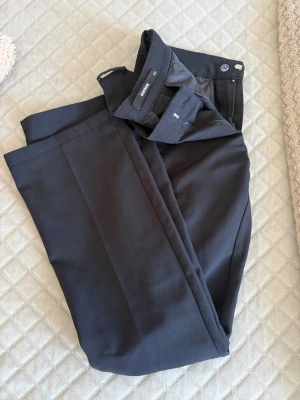 Svarta kostymbyxor från BikBok - Snygga svarta kostymbyxor från BikBok modellen Vera regular. Perfekta för en clean och clean look. Säljer pga för små och har använt någon gång
