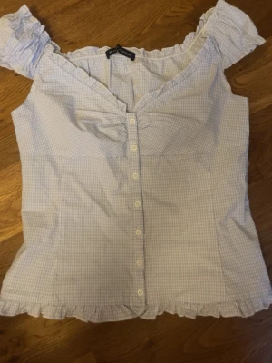 Brandy Melville blus  - Jättefin blus, knappt andvänd och som ny. Köpt i butik. Priset är fast, hör av er vid frågor❤️