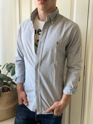 Ralph lauren skjorta  - Ralph lauren skjorta, Inga defekter! Modellen i bilderna är 180 cm 75 kg och bär Storlek M slim fit, lite stor på modellen.  Kom med frågor! 🌟 (Kan gå ned i pris vid köp av paket 😉) 