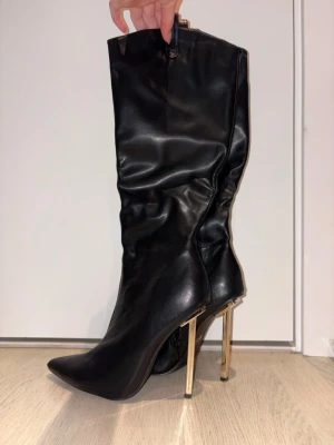 Svarta pu läder under-knä guld stiletto klackskor - Använda bara en gång! Sjukt snygga!!