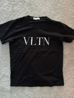 Valentino t-shirt - Säljer en riktigt fet valentino t-shirt🙌🏻 den är i riktigt bra skick 10/10 använts fåtal gånger Stl S, kom med bud/frågor vid det minsta📬 pris är ej hugget i sten 🪨 