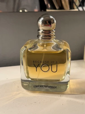 Because It's You parfym Emporio Armani - Säljer denna eleganta och feminina parfym från Armani med en söt, fruktig och varm doftprofil – perfekt både till vardag och fest.  Flaskan är i mycket fint skick och knappt använd. Se bild för mängd kvar.