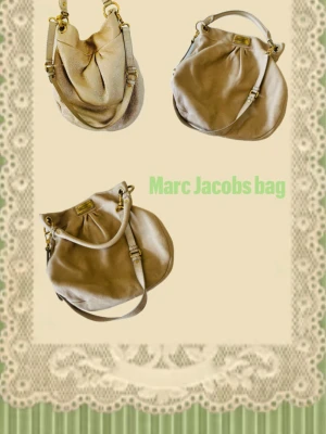 Marc by Marc Jacobs vintage leather bag  - Vintageväska från Marc by Marc Jacobs – en modell som inte längre säljs i butik och endast finns att hitta second hand. Tillverkad i mjukt, ljust läder med vackra guldfärgade detaljer. En tidlös och rymlig väska som passar lika bra till vardags som till en mer uppklädd look. Väskan är vintage och har därför naturliga bruksspår som bidrar till dess unika charm. Se gärna bilderna för en egen bedömning av skicket. En klassisk och svårfunnen modell för dig som uppskattar kvalitet och tidlös design. 