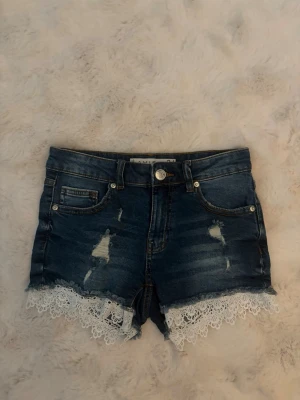 Jeans shorts  - Jeans short storlek 34 knappt använda 