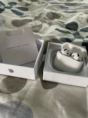 Apple AirPods 4 med ANC - Säljer ett par vita Apple AirPods 4 med brusreducering. Hörlurarna har en stilren och modern design i blank plast och levereras i originalförpackning. Perfekta för musik, samtal och träning med smidig anslutning till Apple-enheter.                                                                           Säljer dessa för att jag har redan andra        Behöver sälja dessa ASAP🙏