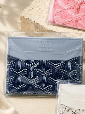 Gråt kortfodral från Goyards - Snyggt blått kortfodral från Goyards. Tillverkat i läder med flera kortfack. Perfekt för dig som vill ha en stilren och exklusiv accessoar i fickan.