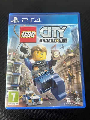 LEGO City Undercover till PS4 - LEGO City Undercover till PlayStation 4 är ett actionäventyrsspel där du spelar som polisen Chase McCain i en öppen värld fylld med LEGO-bilar, byggnader och karaktärer. Omslaget är blått och spelet levereras i ett klassiskt plastfodral.