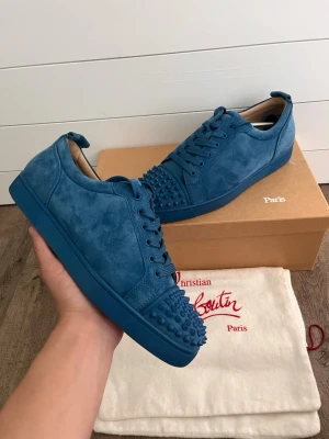 Christian Louboutin skor herr  - Hej säljer mina Louboutin skor😇 storlek 44! Skick 10/10 väldigt stil reda och eleganta! Skriv om du har några funderingar eller frågor😊 kolla gärna in min profil och se om ni hittar något annat skoj
