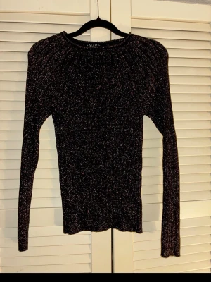 Svart långärmad topp med guldigt glitter | Storlek S  - 💕30% bundlerabatt vid köp av minst två artiklar. 🌸Svart långärmad topp med guldigt glitter ✔️Märke: Amisu / New Yorker                              📏Storlek S  ⭐️Hel och ren utan fläckar, hål eller andra synliga brister