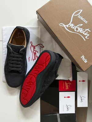 Christian Louboutins - PRIS EJ HUGGET I STEN. Säljer dessa fina skor som kommer med box och dustbag etc.. Dem är storlek 43 i färgen MörkGrå , aldrig använda. Säljer pga fel storlek! För mer bilder eller info kom pm:) 