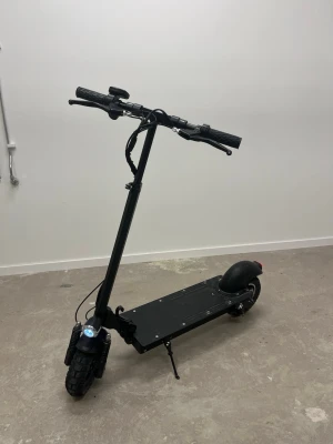 Svart elscooter med digital display - Kan byte det mot en elcykel eller en annan elscooter beror på vilken den finns i Göteborg 