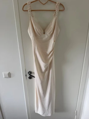 Adoore klänning  - Supersnygg krämvit klänning från adoore! Ganska ny och använt få gånger därav priset!! hör av er vid frågor! (vet att den är lite smutsig på bilderna, har inte hunnit tvätta än men ska självklart göra det)