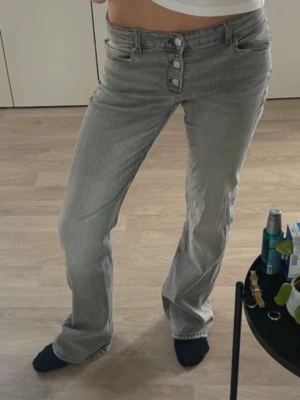 Low waist bootcut jeans  - Super snygga low waist flared jeans från Gina. Storlek 164 men passar mig som vanligtvis har 36💗