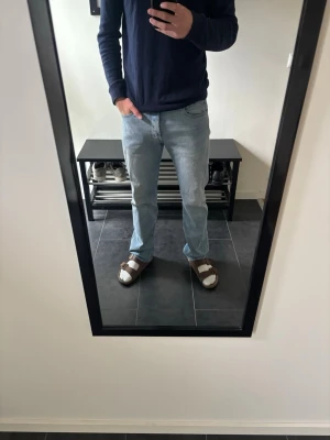 Ljusblå Levis jeans - Säljer ett par blåa Levis jeans i modellen 501. De är knappast använda och är i storleken 32/34