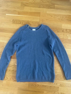 Selected Homme tröja  - Selected Homme tjocktröja – blå, storlek M  Säljer en medelblå tjocktröja från Selected Homme i storlek M. Tröjan är i fint skick och har en stilren, klassisk design som passar till både vardag och mer uppklädda tillfällen.  Observera att den är något mindre i passformen och sitter mer som en storlek S. Perfekt för dig som vanligtvis använder S eller föredrar en mer åtsittande passform. Märke: Selected Homme Färg: Medelblå Storlek: M (upplevs som S) Skick: Fint skick Hör gärna av dig vid frågor.