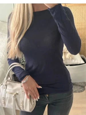 Mörkblå intimissmi tröja - Säljer denna populära intimissmi tröjan i storlek S! Första bilden är lånad💕 bra kvalité 